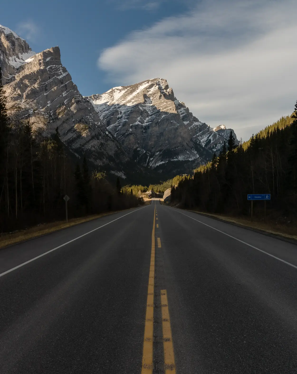 The roadside of Galtatea trail with a mountain in the background